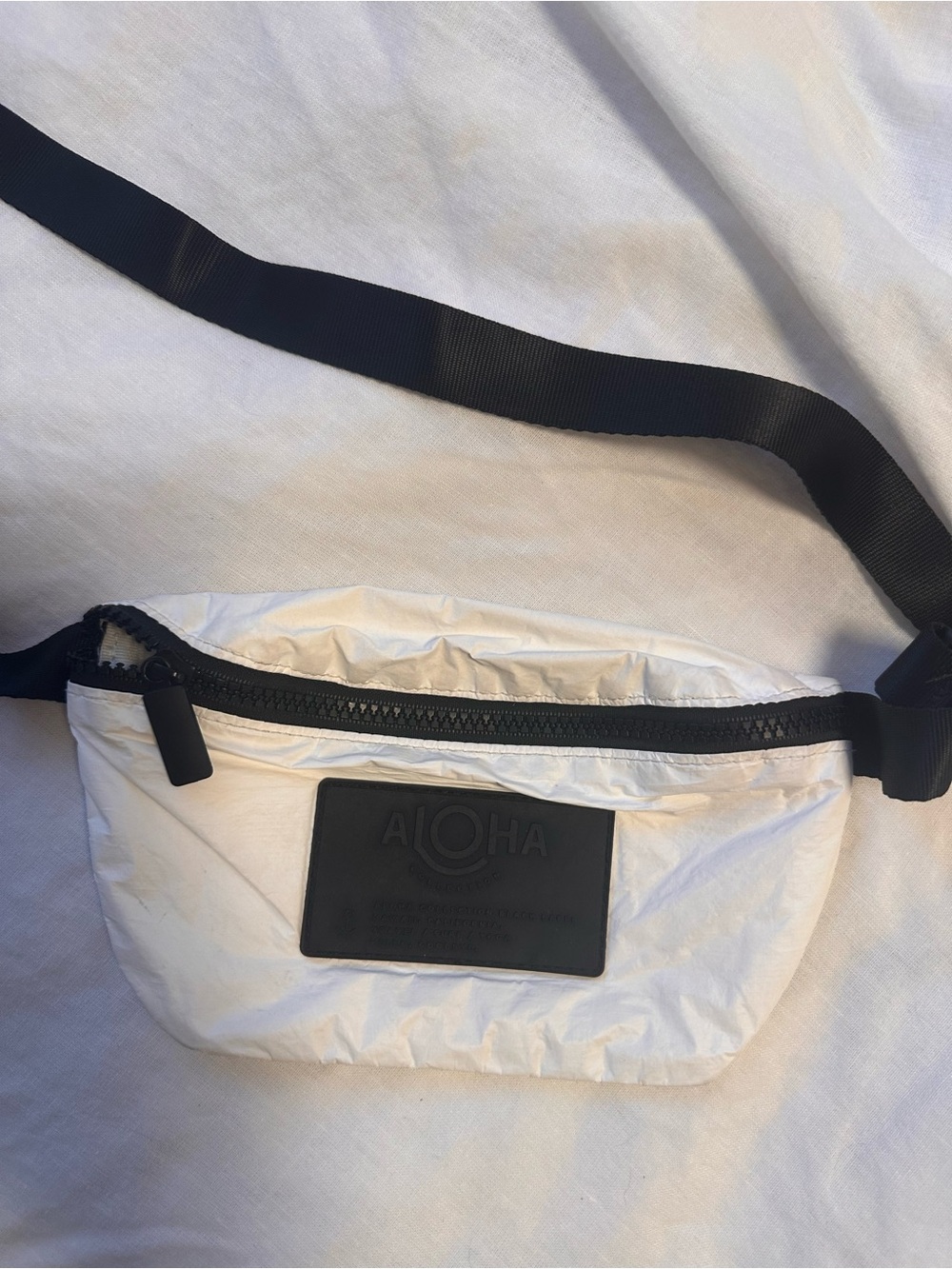 ALOHAS White Belt Bag with Black Strap